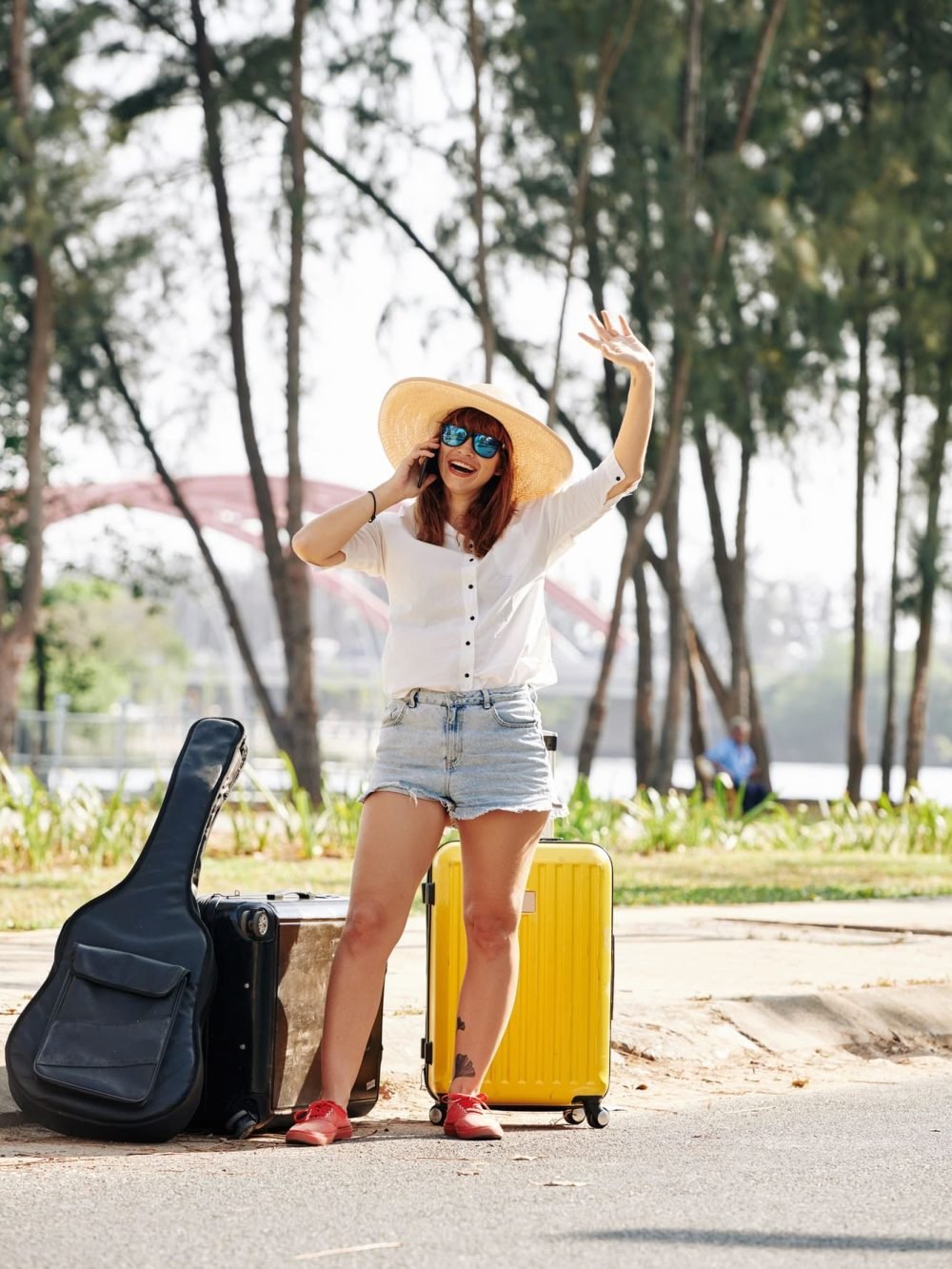 femme en attente du taxi aéroport marrakech